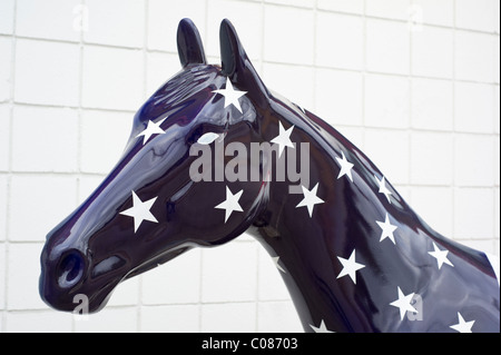 Statua equestre testa dipinta in blu scuro con stelle bianche, patriottica bandiera americana decor a tema, vicino. Foto Stock