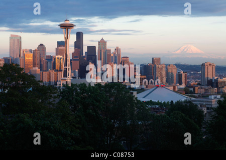 Paesaggio urbano e il Monte Rainier visto da Kerry Park, Seattle, Wasington, STATI UNITI D'AMERICA Foto Stock