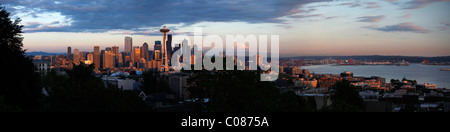 Panorama, il paesaggio urbano e il Monte Rainier visto da Kerry Park, Seattle, Wasington, STATI UNITI D'AMERICA Foto Stock