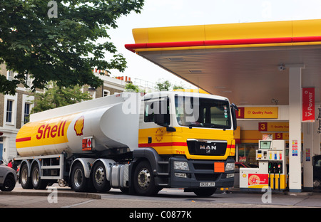 Tanker fornendo un guscio la stazione di benzina. Foto Stock