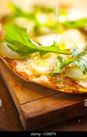 Sottile e crosta croccante Pizza con Mozzarella di bufala, formaggio di capra, Fig diffusione, pera e Rucola preparato da Gianni Scappin, Chef/Proprietario di Foto Stock