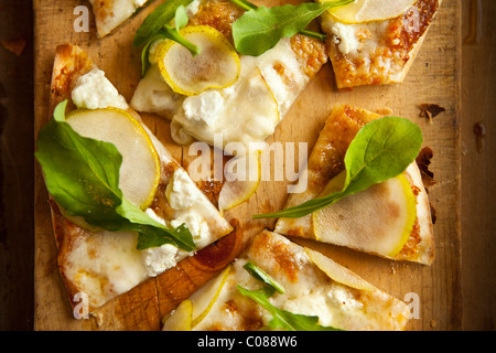 Sottile e crosta croccante Pizza con Mozzarella di bufala, formaggio di capra, Fig diffusione, pera e Rucola preparato da Gianni Scappin, Chef/Proprietario di Foto Stock