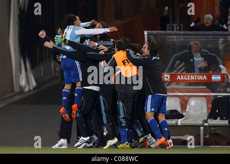 Carlos Tevez e compagni di squadra Argentina celebrano dopo Tevez' obiettivo durante una Coppa del Mondo FIFA 2010 round di 16 match contro il Messico. Foto Stock