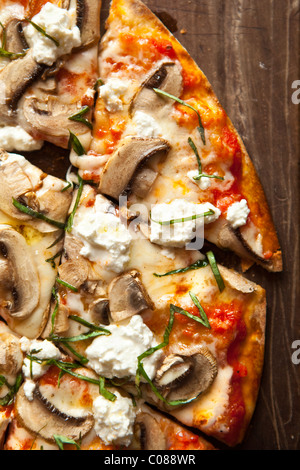 Sottile e crosta croccante Pizza con Mozzarella di bufala, funghi, Formaggi di capra e basilico preparato da Gianni Scappin, Titolare e Chef di cucina W Foto Stock