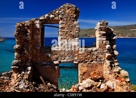 Abbandonato quasi completamente distrutto casa, proprio sul mare, nel villaggio di Limeni, nel Golfo Oitilo, Laconia, Grecia Foto Stock