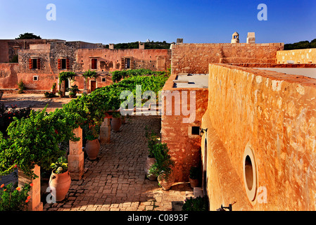 In Arkadi monastero, a prescindere dalla sua magnifica chiesa, si possono vedere intorno a campioni di tradizionale architettura Cretese. La Grecia Foto Stock