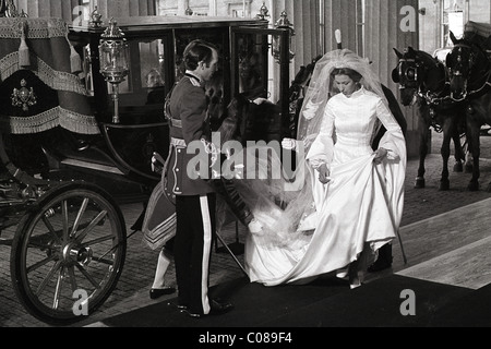 Princess Anne e contrassegno Phillips arrivando a Buckingham Palace dopo il loro matrimonio 14/11/73 Foto Stock