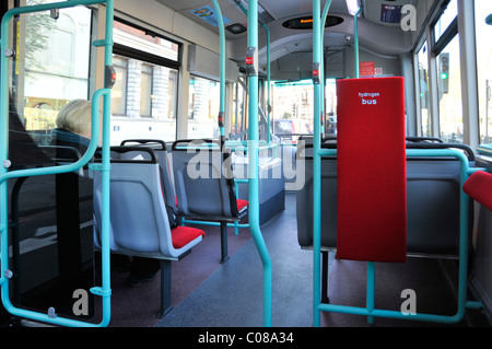 Interno del London bus di idrogeno che mostra il logo salotto Foto Stock