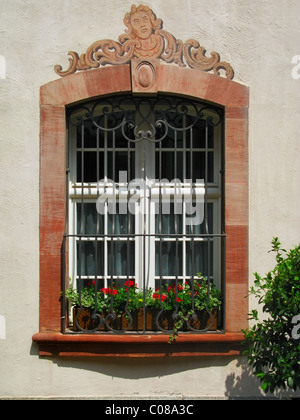 Finestra di mezza età edificio nel centro storico della città di Rheinfelden, Argovia, Svizzera. Foto Stock