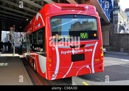 Vista posteriore della cella a combustibile a idrogeno rossa moderna e rispettosa dell'ambiente Tecnologia autobus a zero emissioni di trasporto pubblico per la rotta Londra RV1 Inghilterra Regno Unito Foto Stock