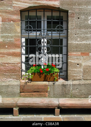 Finestra di mezza età edificio nel centro storico della città di Rheinfelden, Argovia, Svizzera. Foto Stock