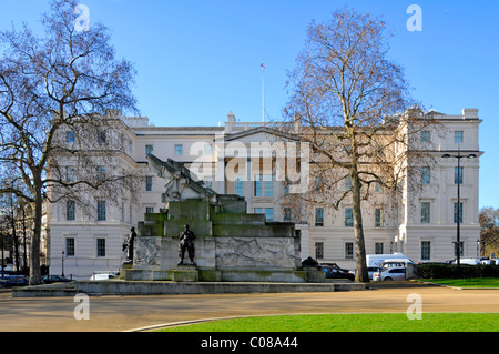 Esterno Lanesborough neoclassico Hotel 5 stelle lusso costoso hotel con Royal Artillery War Memorial inverno alberi Hyde Park Corner London REGNO UNITO Foto Stock