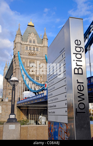 Scena di strada moderna leggibili London street segno posto accanto a iconico storica torre Ponte sul cielo blu giorno Tower Bridge Road Southwark England Regno Unito Foto Stock