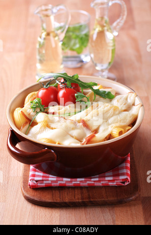 Maccheroni conditi con formaggio affumicato in un piatto da forno Foto Stock