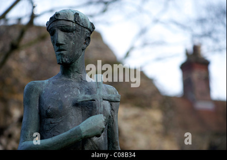 La statua di St Edmund dalle dame Elizabeth Frink fu commissionata nel 1974 che sorge fuori la Cattedrale di Bury St Edmunds Foto Stock