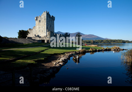 Del xv secolo il Castello di Ross, tower house e mantenere, sulle rive del Lough Leane, Ring of Kerry, Parco Nazionale di Killarney, nella contea di Kerry, Irlanda. Foto Stock