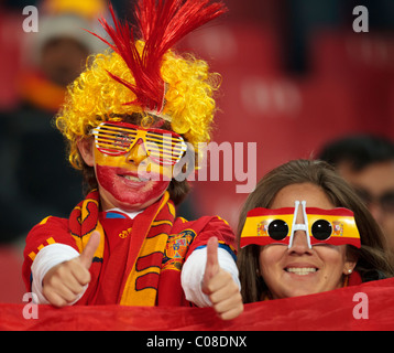 Un giovane Spagna sostenitore dà il pollice in su prima di un 2010 Coppa del Mondo FIFA Group H match tra Spagna e Honduras. Foto Stock