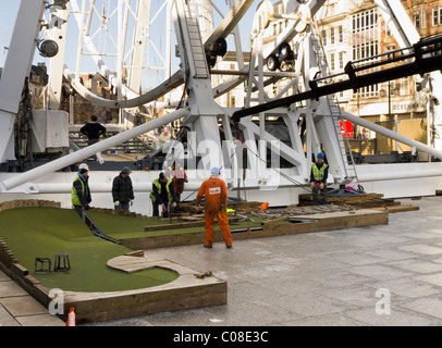 Operai lavorano con una gru e il carrello per preparare nottingham piazza del mercato per la fiera del divertimento a scuola a metà termine febbraio 2011 Foto Stock