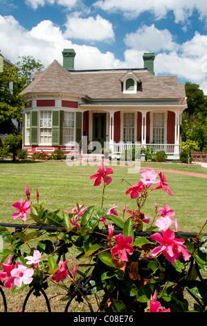 Un antebellum cottage in primavera. Foto Stock