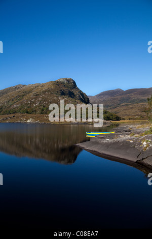 Eagle's Nest Mountain & colorate barche a remi, il Long Range, Parco Nazionale di Killarney, nella contea di Kerry, Irlanda Foto Stock