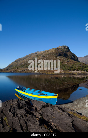 Eagle's Nest Mountain & colorate barche a remi, il Long Range, Parco Nazionale di Killarney, nella contea di Kerry, Irlanda Foto Stock