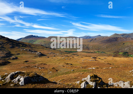 Macgillycuddyreeks Monti e la valle in prossimità di Dominik Moll Gap, Parco Nazionale di Killarney, nella contea di Kerry, Irlanda Foto Stock