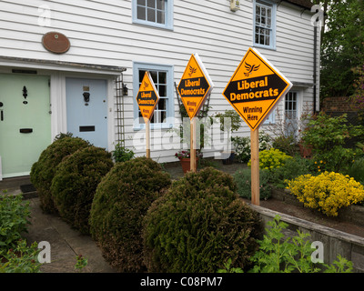 Cheam Surrey in Inghilterra i liberali democratici segni nel giardino esterno meteo Casa imbarcato in tempo di elezioni di maggio 2010 Foto Stock