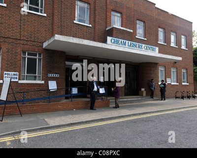 Cheam Surrey in Inghilterra elezioni generali di maggio 2010 Stazione di polling in Cheam il centro per il tempo libero Foto Stock