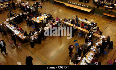 Conteggio dei Voti dopo le elezioni generali di maggio 2010 a Westcroft Leisure Centre Surrey in Inghilterra Foto Stock