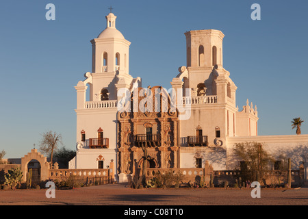 La storica in stile moresco ispirato San Xavier del Bac in missione nella Santa Cruz Valley vicino a Tucson, Arizona. Foto Stock