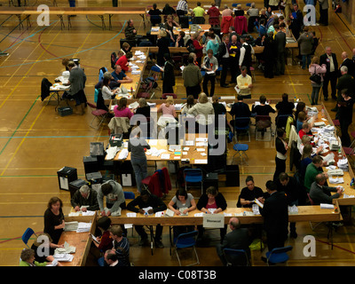 Conteggio dei Voti dopo le elezioni generali di maggio 2010 a Westcroft Leisure Centre Surrey in Inghilterra Foto Stock