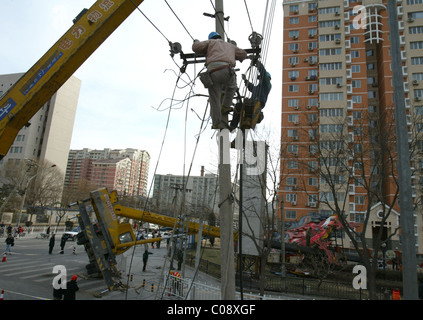 Gru CRASH miracolo miracolosamente nessuno è rimasto ferito dopo questa gru ribaltato e frantumato due vetture. Cattive condizioni meteorologiche e Foto Stock