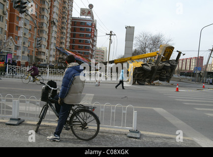 Gru CRASH miracolo miracolosamente nessuno è rimasto ferito dopo questa gru ribaltato e frantumato due vetture. Cattive condizioni meteorologiche e Foto Stock