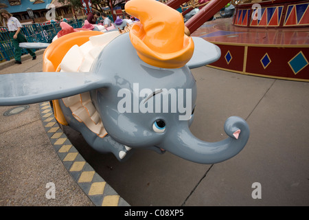 Dumbo Flying Elephant è un giro a Disney World Magic Kingdom di Orlando, in Florida. Foto Stock