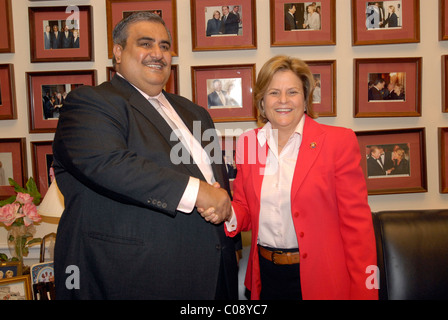 Sua Eccellenza Shaikh Khalid Bin Ahmed Al Khalifa, ministro degli Affari esteri del Regno del Bahrain, risponde con sost. Ileana Foto Stock