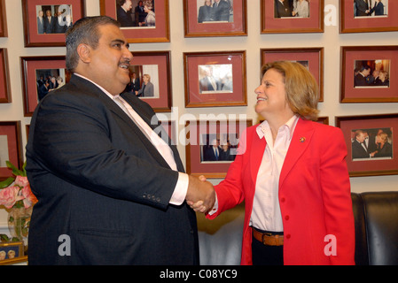 Sua Eccellenza Shaikh Khalid Bin Ahmed Al Khalifa, ministro degli Affari esteri del Regno del Bahrain, risponde con sost. Ileana Foto Stock