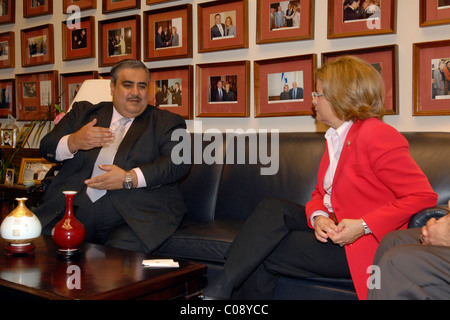 Sua Eccellenza Shaikh Khalid Bin Ahmed Al Khalifa, ministro degli Affari esteri del Regno del Bahrain, risponde con sost. Ileana Foto Stock
