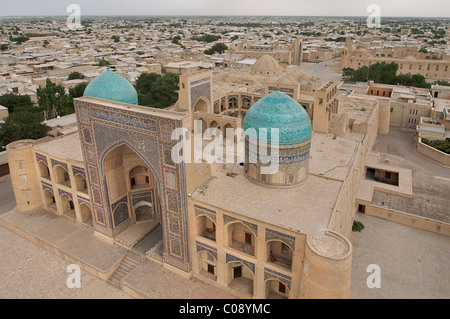 Il MIR-i-arab madrasa e nei dintorni di Bukhara visto dalla cima del minareto Kalon, Bukhara, Uzbekistan Foto Stock