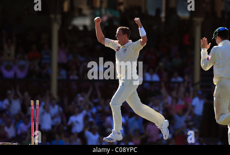 Bowler australiano Peter Siddle celebra dopo bowling South African battitore Mark Boucher. Foto Stock