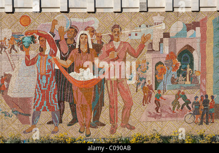 Pittorica mosaico socialista sulla parete di Bukhara della stazione ferroviaria, Uzbekistan Foto Stock