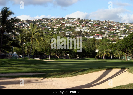 Una vista dell'esclusivo Waialae Iki ridge quartiere dal XIII foro al Waialae Country Club di Honolulu, Hawaii. Foto Stock