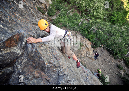 Donna arrampicata lungo il braccio Turnagain vicino a Anchorage, centromeridionale Alaska, estate Foto Stock