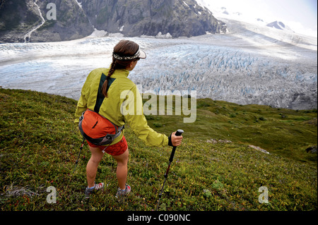 Woman Hiking Exit Glacier in Harding Icefield, il Parco nazionale di Kenai Fjords, Penisola di Kenai, centromeridionale Alaska Foto Stock