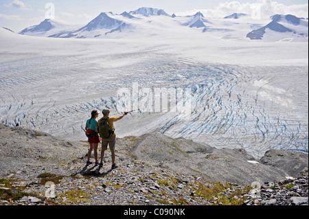 Uomo e donna godono di vista su Harding Icefield, il Parco nazionale di Kenai Fjords, Penisola di Kenai, centromeridionale Alaska, estate Foto Stock