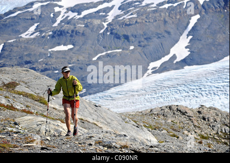 Woman Hiking Exit Glacier in Harding Icefield, il Parco nazionale di Kenai Fjords, Penisola di Kenai, centromeridionale Alaska Foto Stock