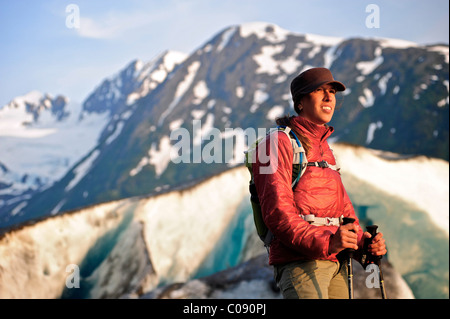 Escursionista femmina a Spencer ghiacciaio con la Chugach Mountains in background, Chugach National Forest, Penisola di Kenai, Alaska Foto Stock