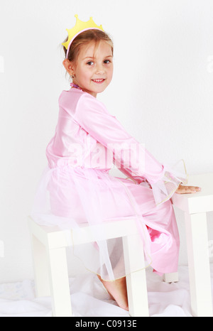 Adorabile ragazza vestita come la principessa la riproduzione Foto Stock