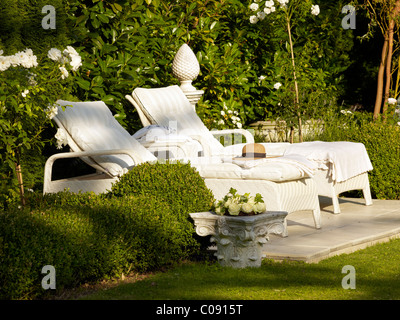 Ancora in vita la luce della sera con lettini per prendere il sole in una lussuosa atmosfera fine Foto Stock