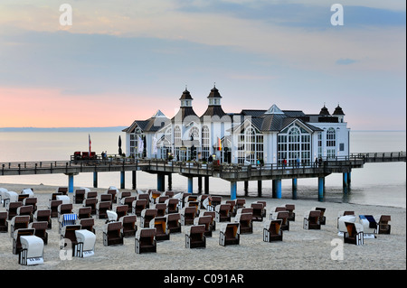 Sedie a sdraio sulla spiaggia sabbiosa del Mar Baltico resort Sellin, nel retro del molo storico con ristorante, Ruegen isola Foto Stock