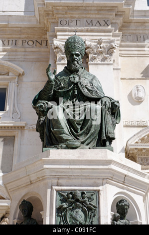 La statua di Papa Sisto V., della Basilica della Santa Casa di Loreto, luogo di pellegrinaggio, in provincia di Ancona, nelle Marche Italia, Europa Foto Stock